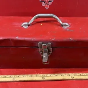 19" Metal Toolbox w/Contents *NO SHIPPING