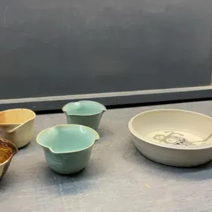 COLLECTION OF POTTERY ITEMS