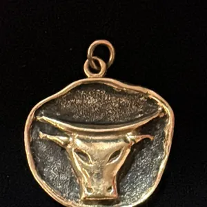 APPROX 10K TAURUS PENDANT (7G)