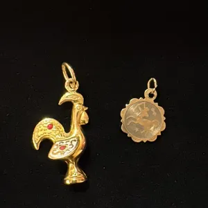 APPROX 18K ROOSTER CHARM & APPROX 10K SCORPIO CHARM (2.2G)