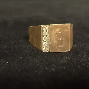 APPROX 10K MENS SIGNET RING SET WITH DIAMONDS (8.2G)