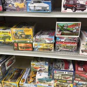 SHELF OF ASSORTED MODEL CARS INCLUDING; MPC 1953 FORD STEPSIDE PICKUP, AMI 1977 FORD PINTO, AMI 1965