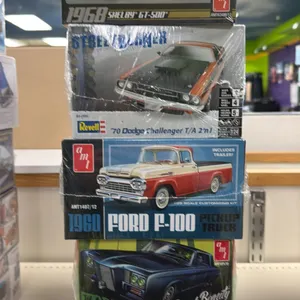 (5) ASSORTED MODEL CARS INCLUDING; AMI 1968 SHELBY GT-500, REVELL 1970 DODGE CHALLENGER, AMI 1960