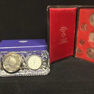 1973 CANADA SILVER DOLLAR & QEI QUEEN MOTHER COMMEMORATIVE COIN WITH CRYSTAL CLOCK