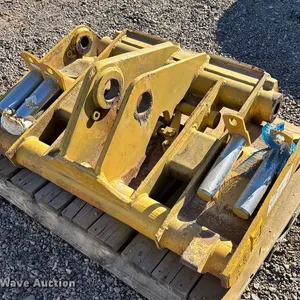 Caterpillar 966 hydraulic quick coupler
