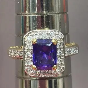 Size 8 Gold Tone Ring w/Purple Stone. *SC