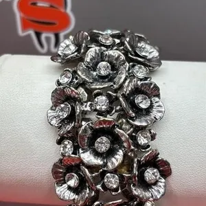 Silver Stoned Stretchy Flower Bracelet w/Clear