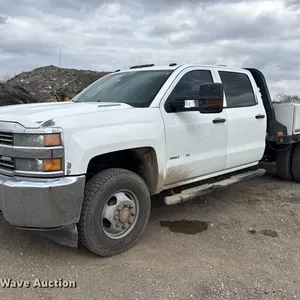 2015 Chevrolet Silverado 3500HD Crew Cab flatbed pickup truck