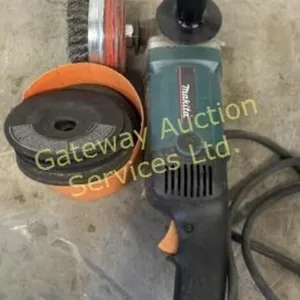 Makita grinder with grinding discs