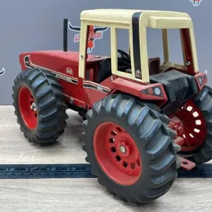 ERTL 1:16 International 3588 Anteater Tractor.