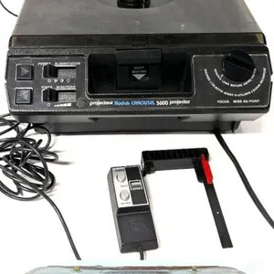 Vintage KODAK 5600 Carousel Projector With Remote Control, 80-Slide Carousel Tray & Original Case, Tested For Power, Remote Functions, Light Worki