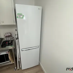 LG Fridge Freezer (23"x73 1/4")
 UNRESERVED