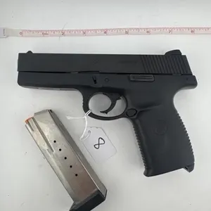 Smith & Wesson SW40F 40 cal
One 14 round clip