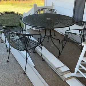 Black Metal round table and chairs