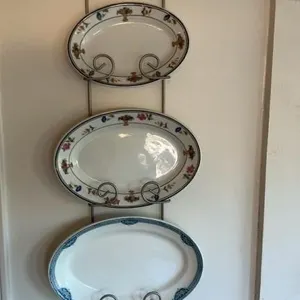 Miscellaneous wall decor, two baskets and table