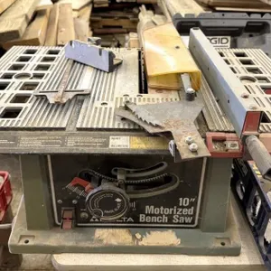 Delta 10� Bench Saw, Fence, Mitre Gauge, 
26"x16�