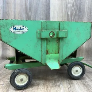Muskee Gravity Wagon 1:16 Scale
