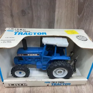Ford TW-5 FWD Tractor ERTL 1:32 Scale, In Box