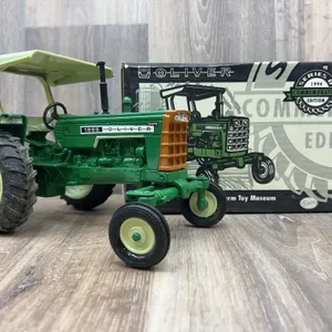 Oliver 1555 National Farm Toy Museum Special Editi