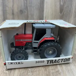 Massey Ferguson 3050 ERTL 1:32 Scale, In Box