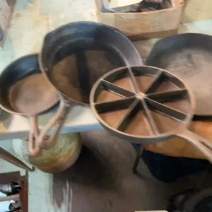1 Wagner Cast Iron Skillet and 4 other cast iron s