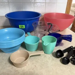 Kitchen lot, plastic bowls, measuring cups,