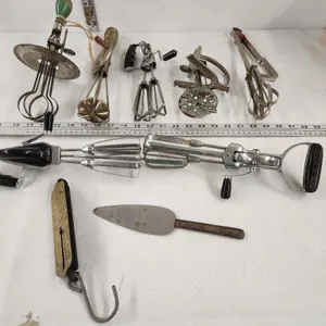 Vintage Hand Mixers, Scale
