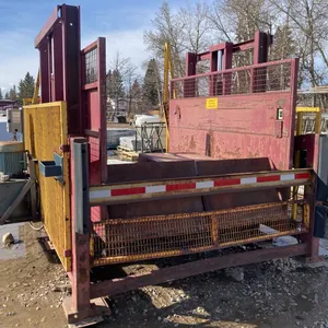 Red/Yellow Hydraulic Loading Dock, 3600 kg capacity.
