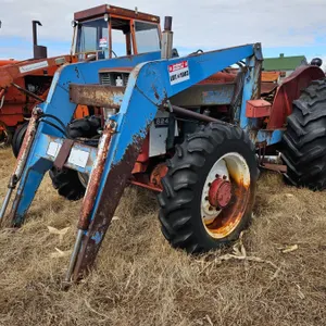 TRACTOR : IH 824A MFWD : Diesel : w/FEL (Not Running)