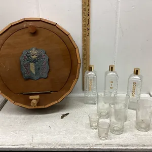 DECANTER SET IN ROUND WOOD CASE