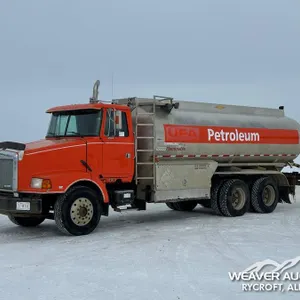 1995 VOLVO WCA T/A 18,169 LITRE FUEL TRUCK