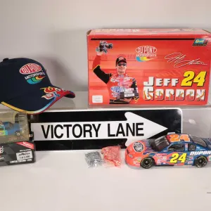 Jeff Gordon #24, 2001 Du Pont Motorsports 2001 Vegas Win, 1: 24th scale die-cast car, on eof 25,020,