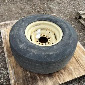 (1) USED 12.5X15 SL IMPLEMENT TIRE ON 6 BOLT HUB