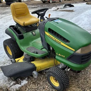JOHN DEERE LA145 LAWN TRACTOR