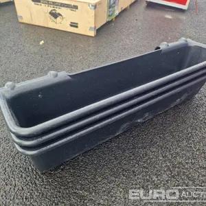 Unused Neilsen 50 Litre Plastic Gate Feeder (3 of) 