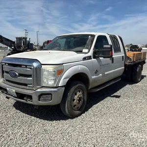 2014 Ford F-350 XLT 4x4 Crew Cab Flatbed Truck