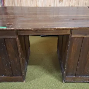 Solid wood desk! Great DIY project to make it