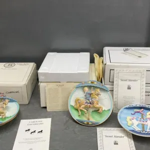 (4) MUSICAL CAROUSEL COLLECTOR PLATES - (2) HORSES MOVE UP & DOWN THE POLE