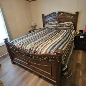 NICE QUEEN BED!