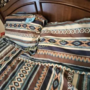 QUEEN SIZE BED SPREAD & PILLOWS