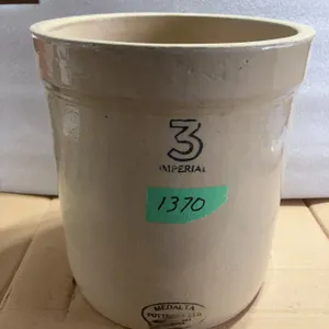 3 Gal. Medalta Crock
