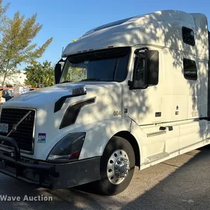 2013 Volvo VNL semi truck