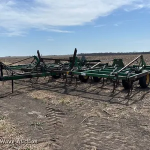 John Deere 980 field cultivator