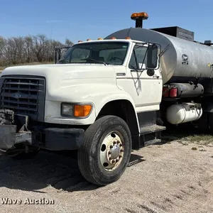 1997 Ford F800 oil distributor truck
