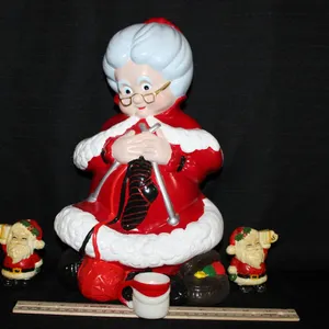 Mrs Claus Dash 2 Santa Claus Salt And Peppers, And A Santa
