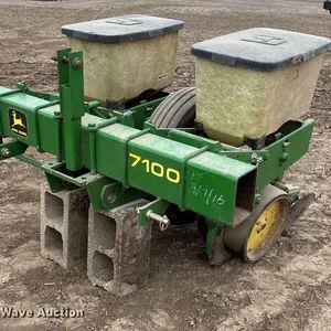 John Deere 7100 planter