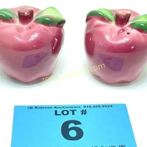 VINTAGE APPLE SALT & PEPPER SHAKERS