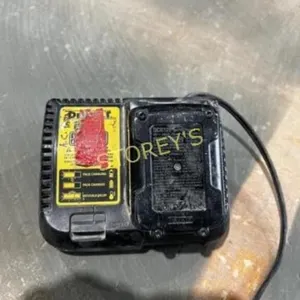 DeWalt 12v/20v Charge w/ Battery - DCB115