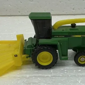 Very Nice ERTL John Deere 6910 Chopper W/Head
