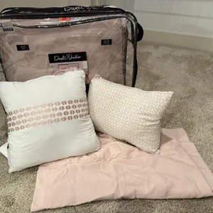 Full/Queen size comforter, pillows, shams